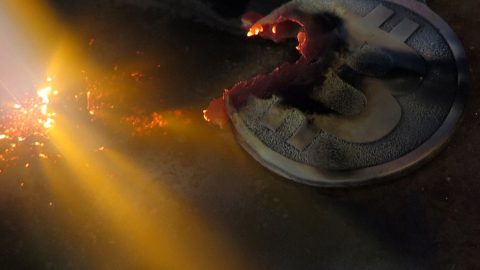 仮想通貨のイーサリアムに対しビットコインが相場を下げる