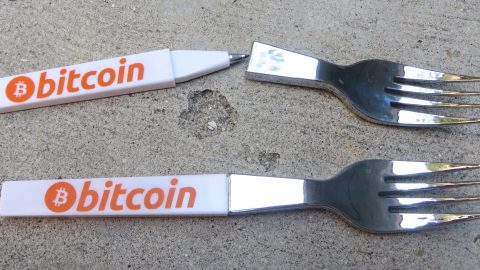 ビットコインのフォーク型のペンの画像